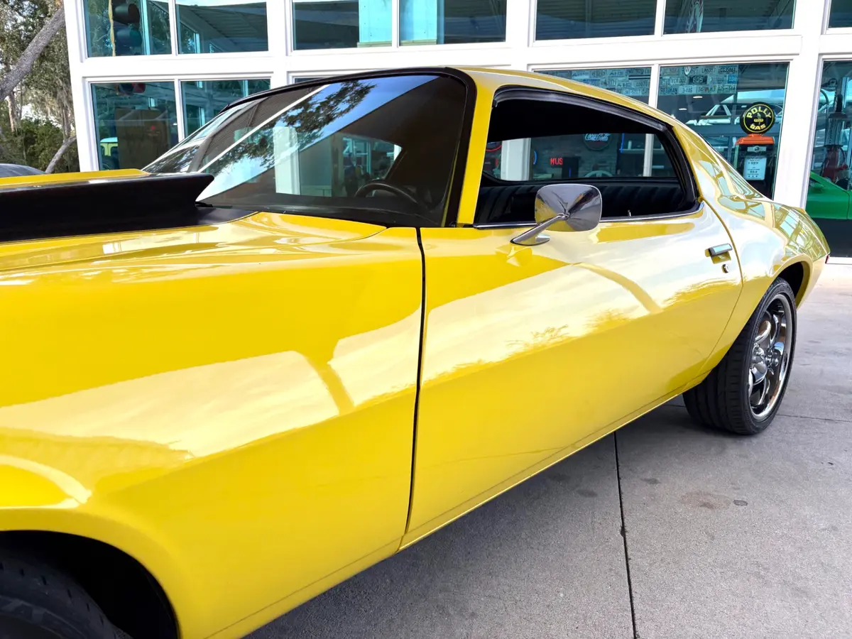 Vehicle photo 13
