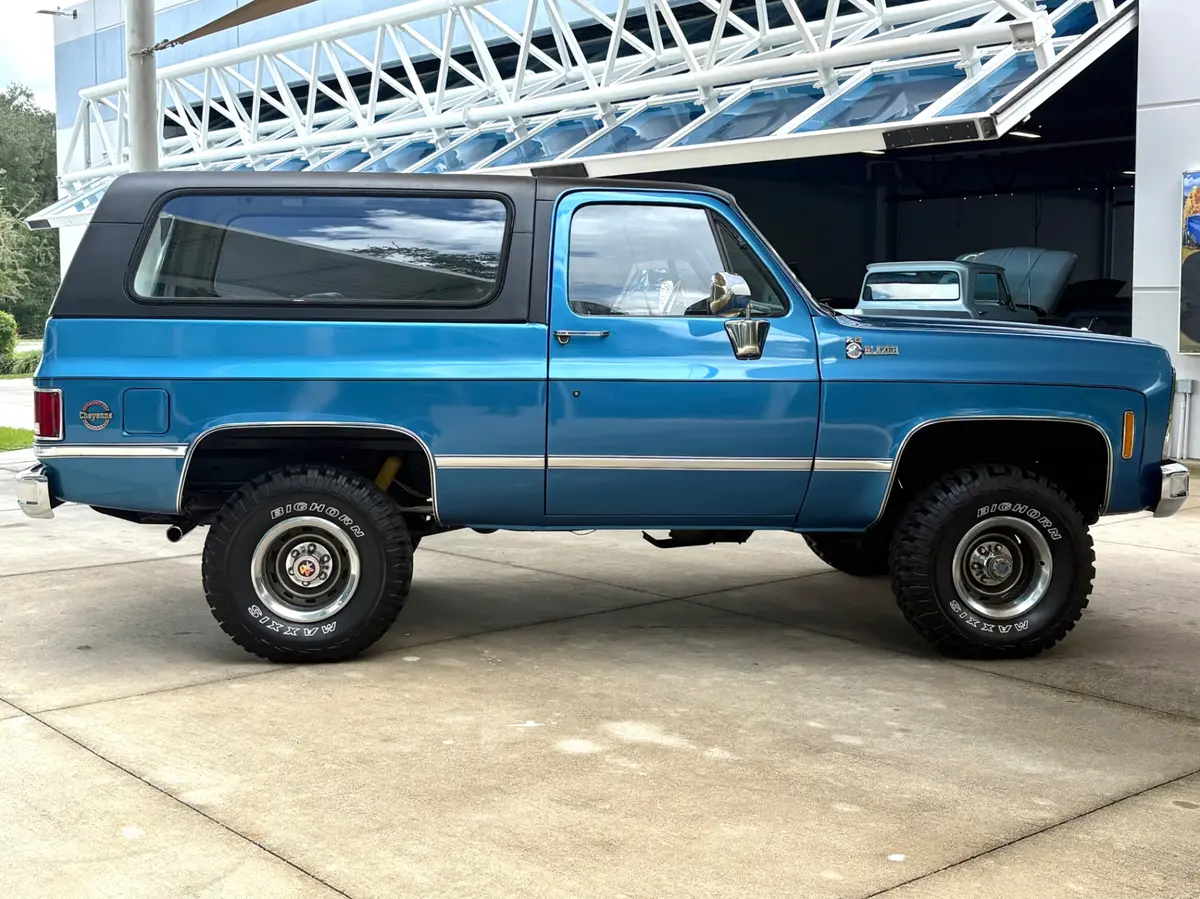 Vehicle photo 5
