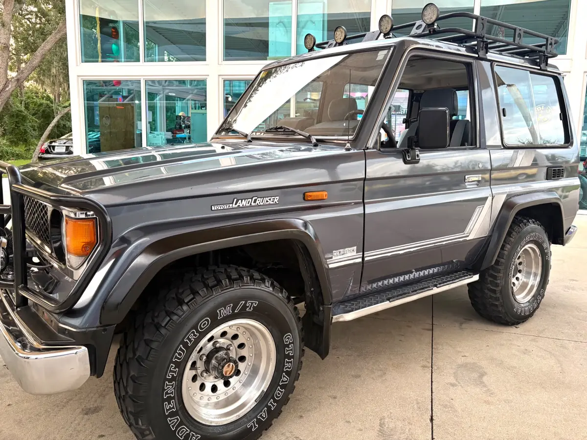 Vehicle photo 12