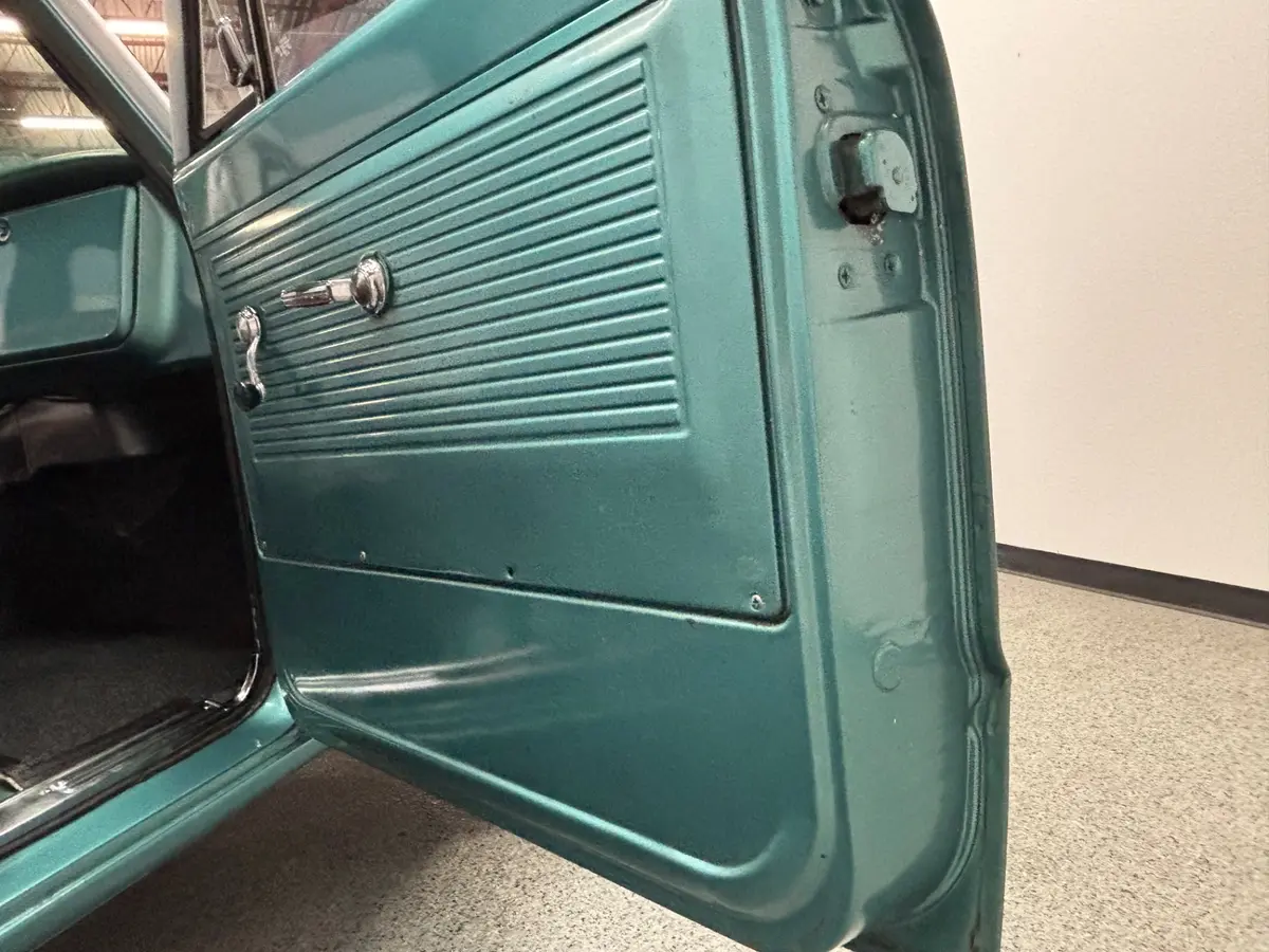 Vehicle photo 28