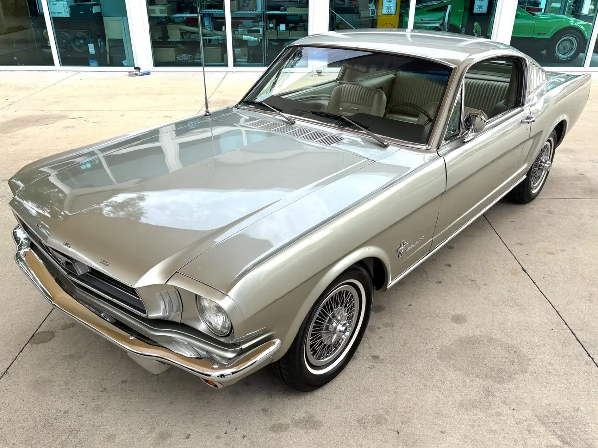 Vehicle photo 20