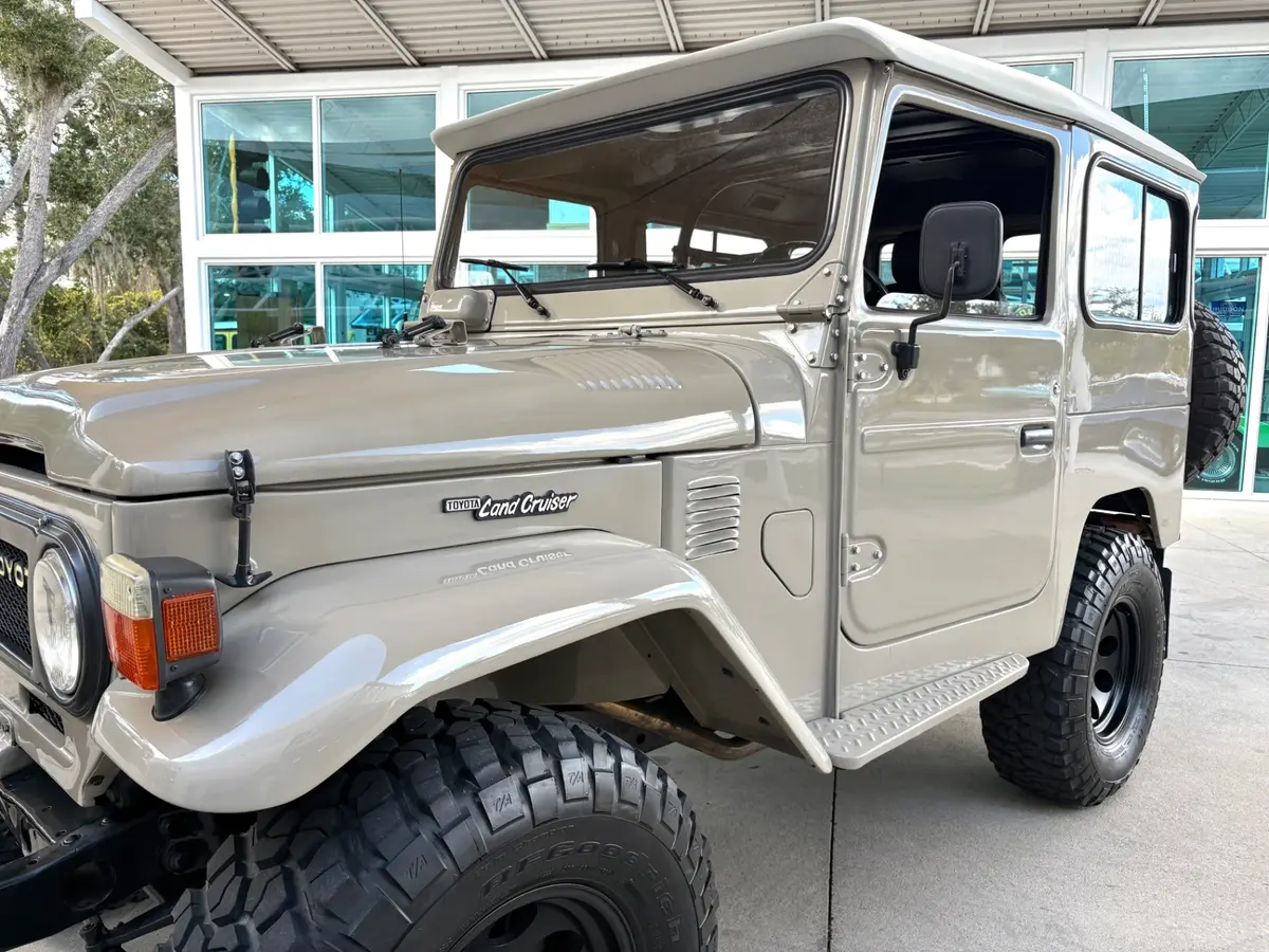 Vehicle photo 11