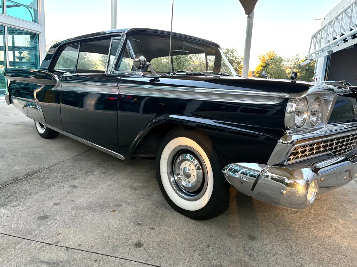 Vehicle photo 19
