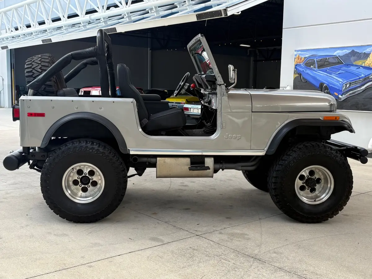 Vehicle photo 5