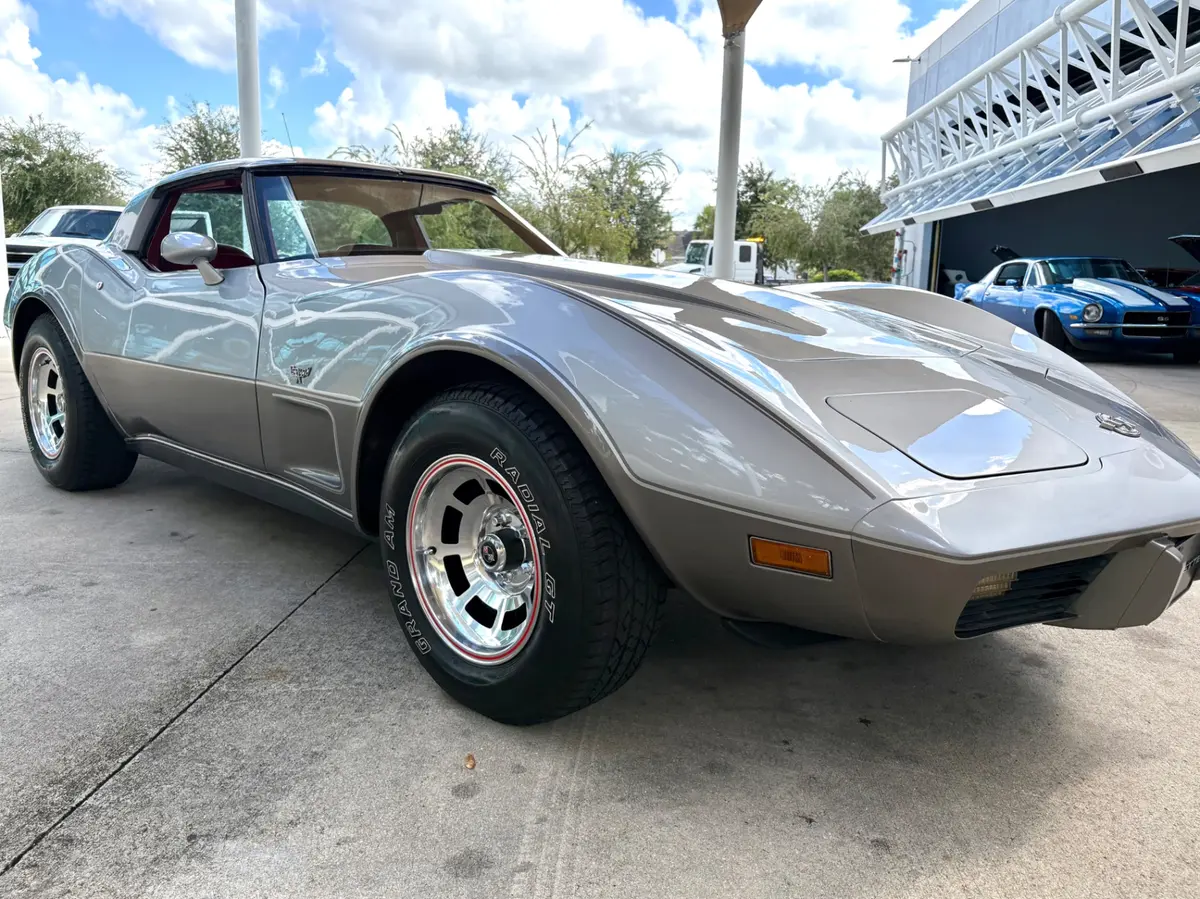 Vehicle photo 19