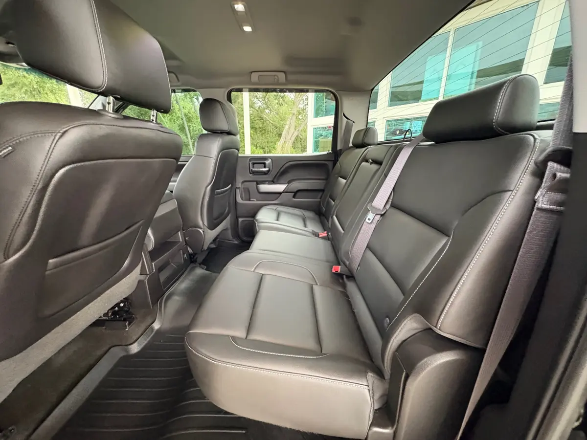 Vehicle photo 38