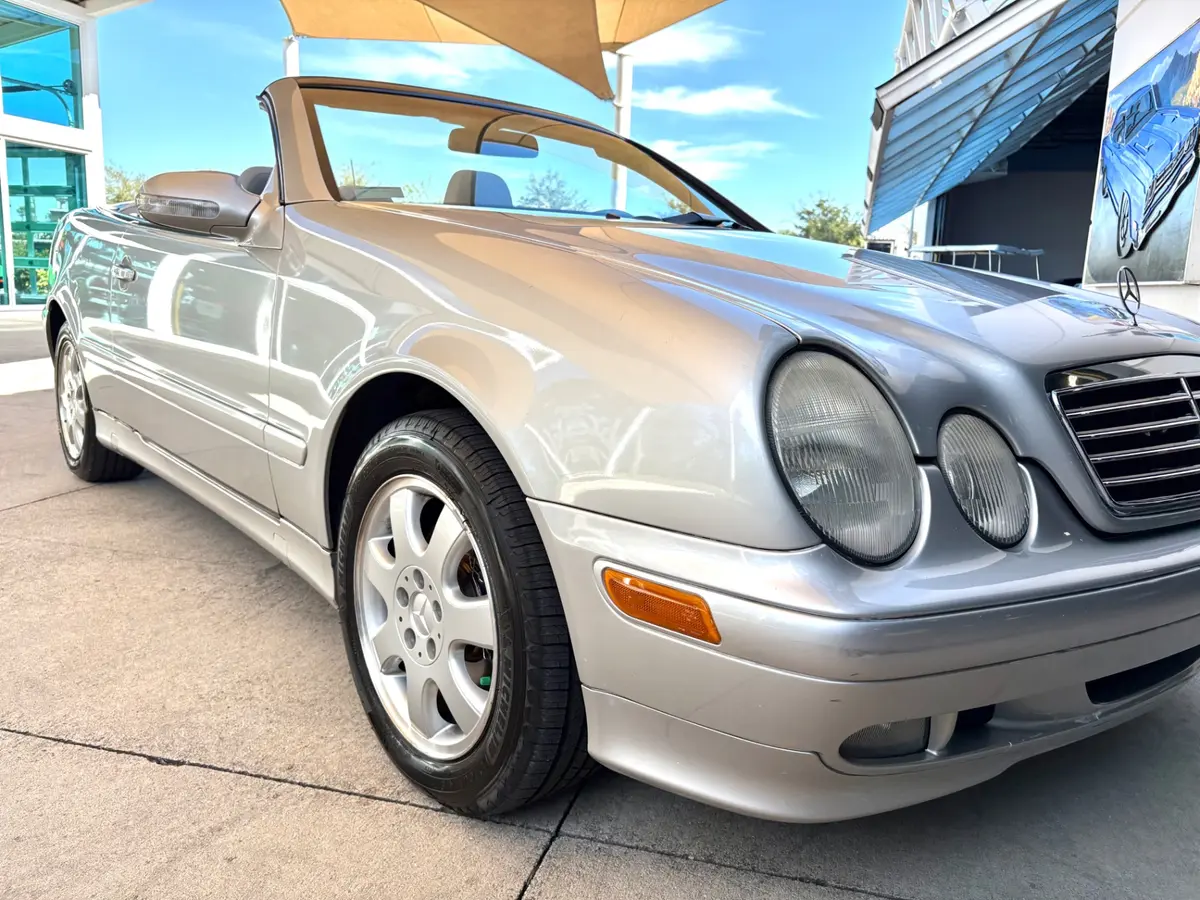 Vehicle photo 19