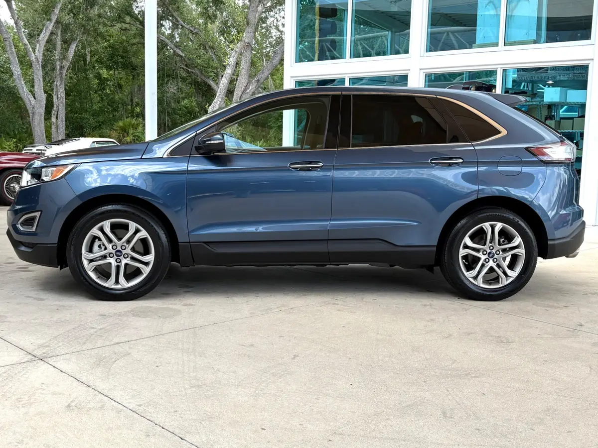 Vehicle photo 10