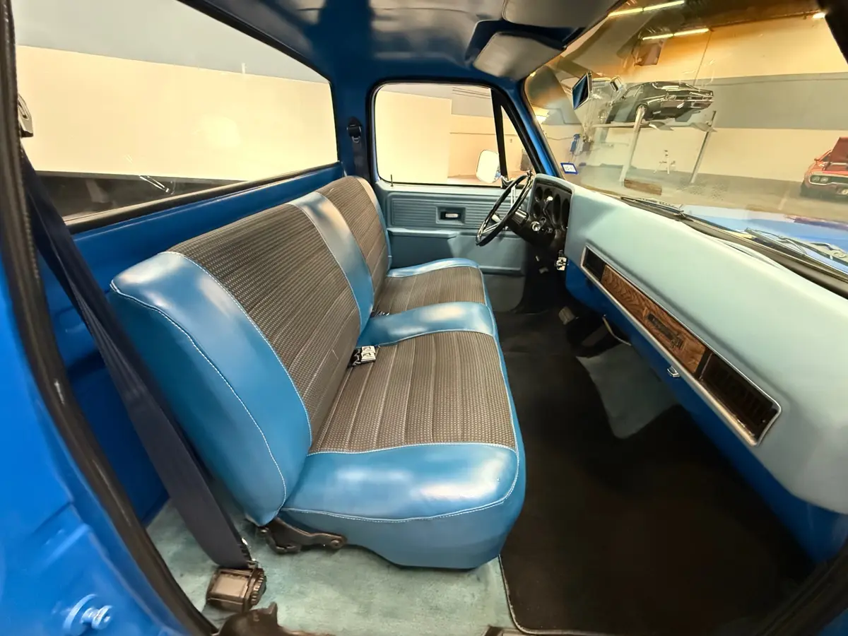 Vehicle photo 33