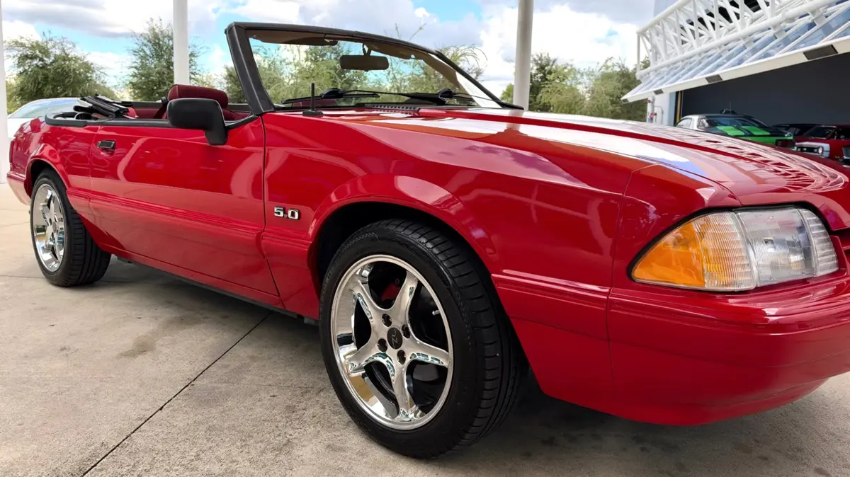 Vehicle photo 19