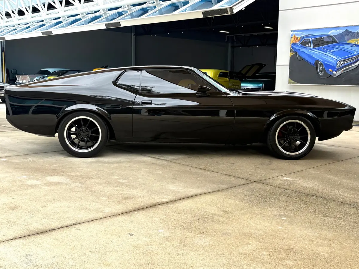 Vehicle photo 5