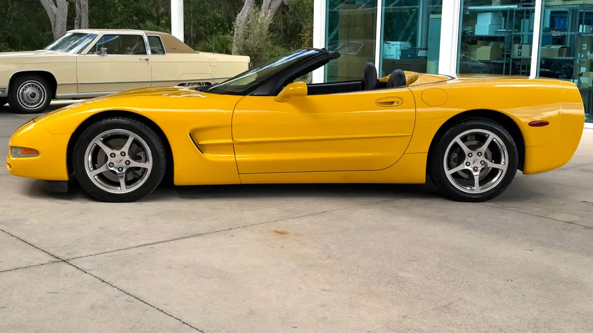 Vehicle photo 9