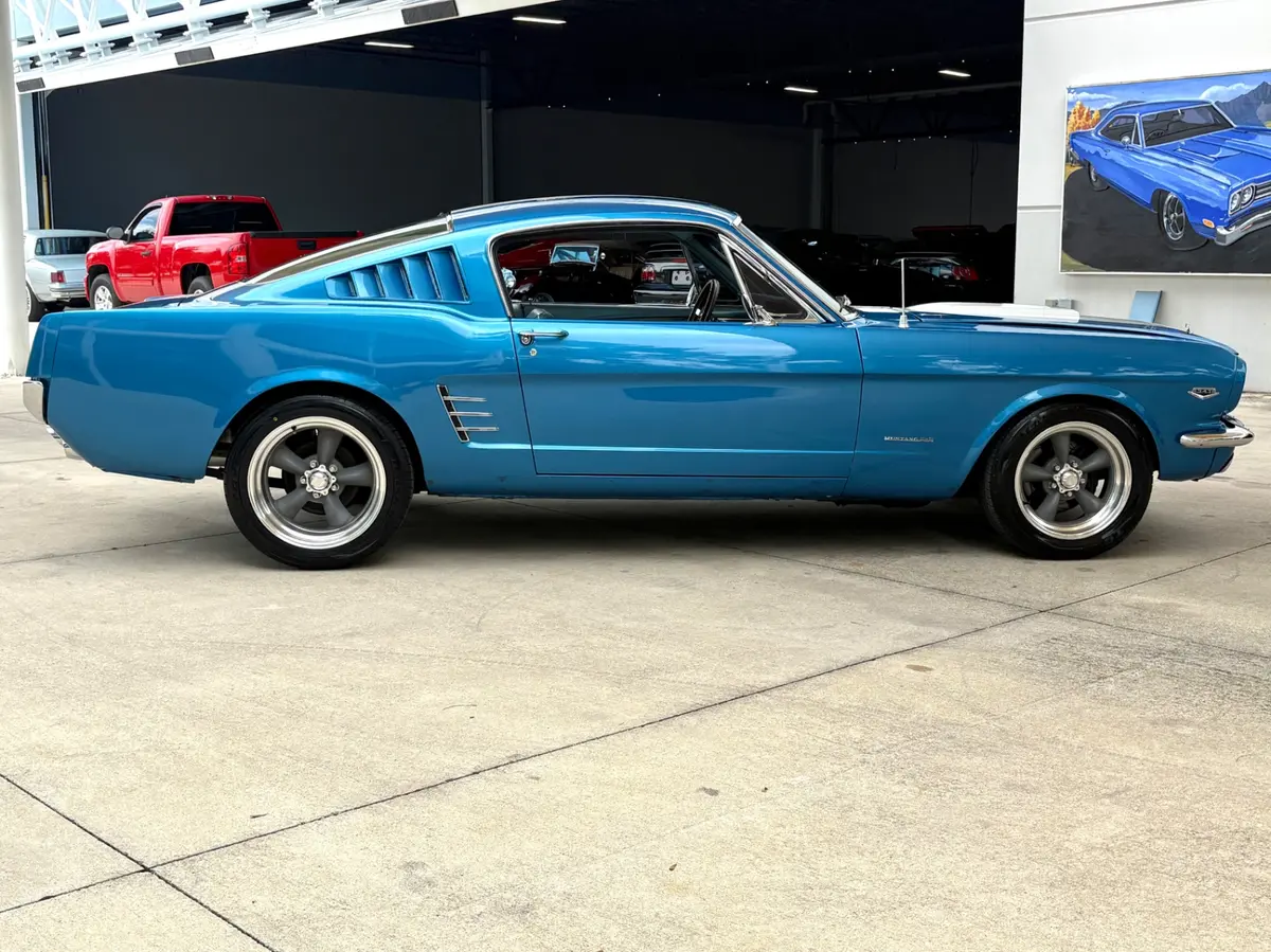 Vehicle photo 5