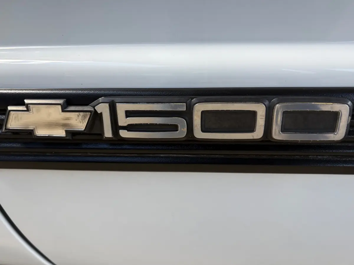 Vehicle photo 23