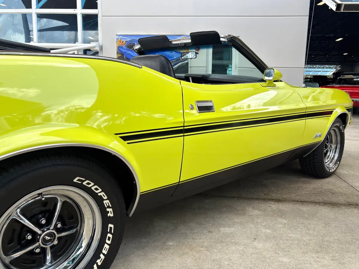 Vehicle photo 17