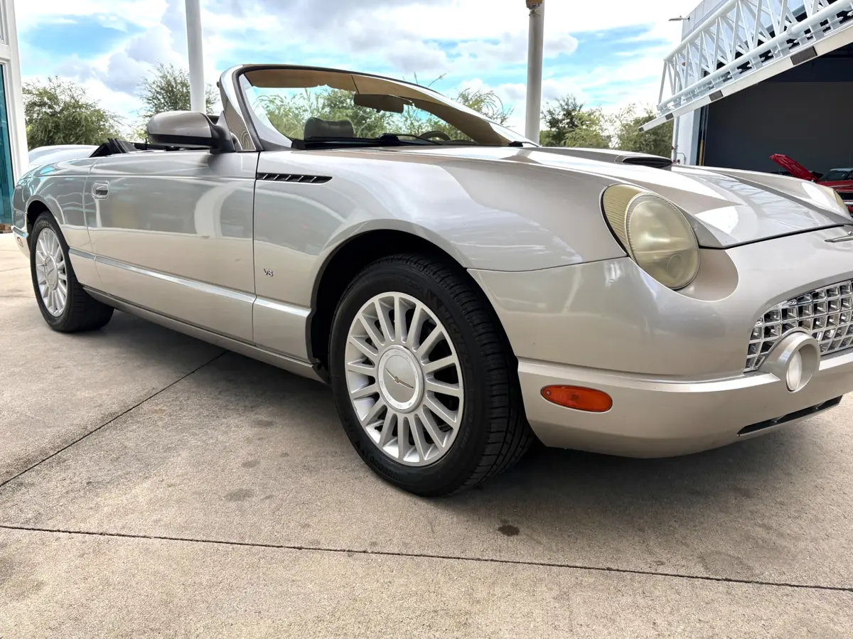 Vehicle photo 19