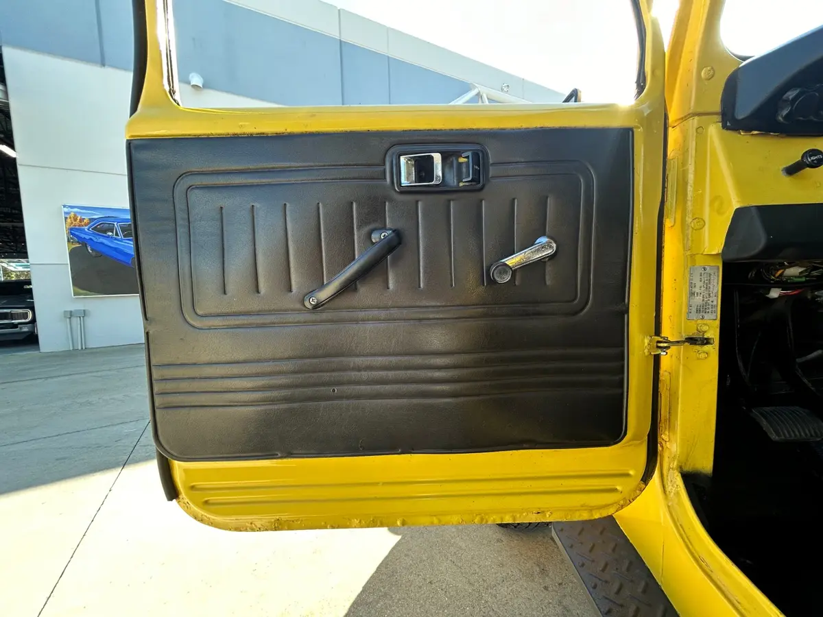 Vehicle photo 19