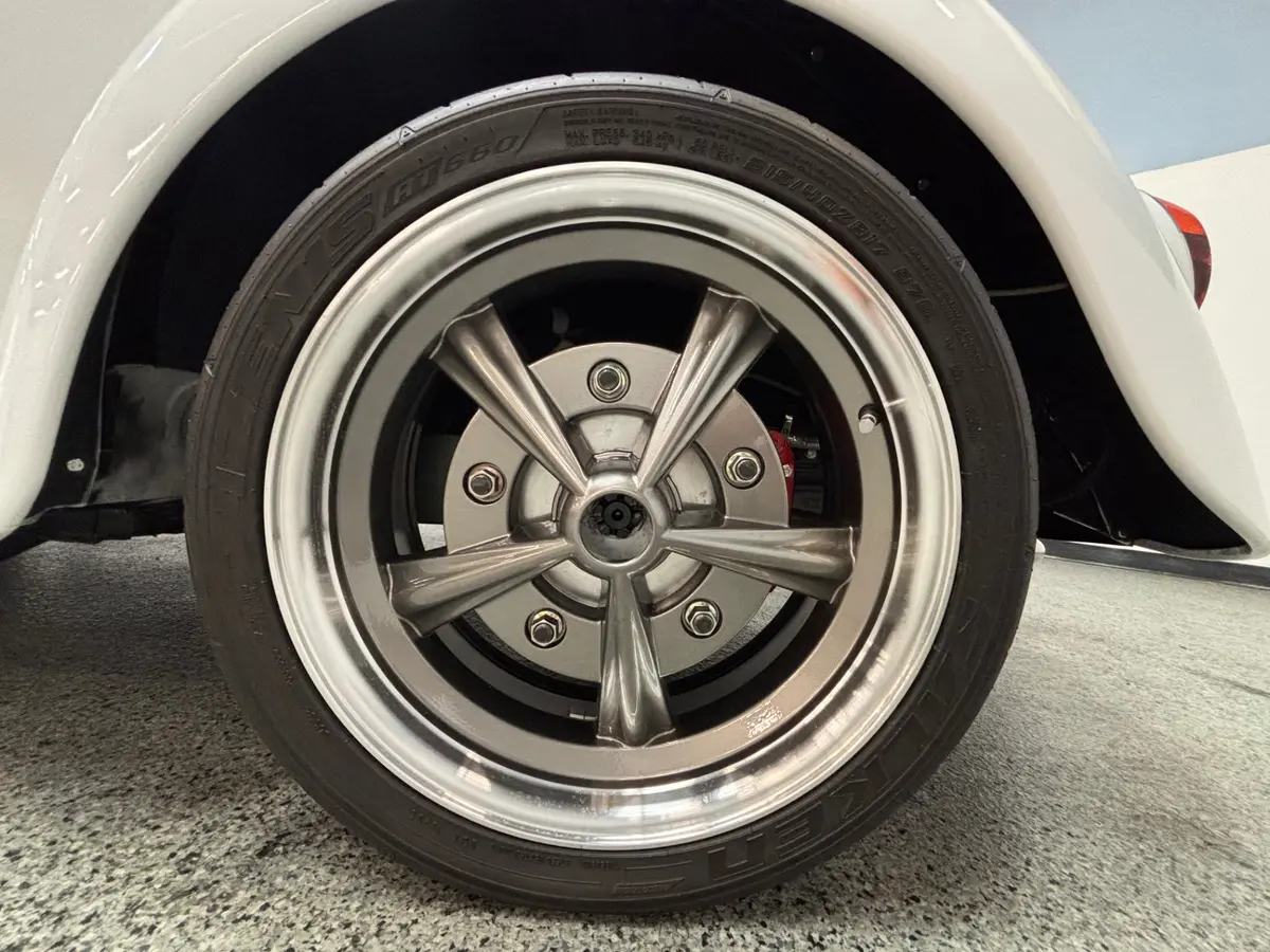 Vehicle photo 11