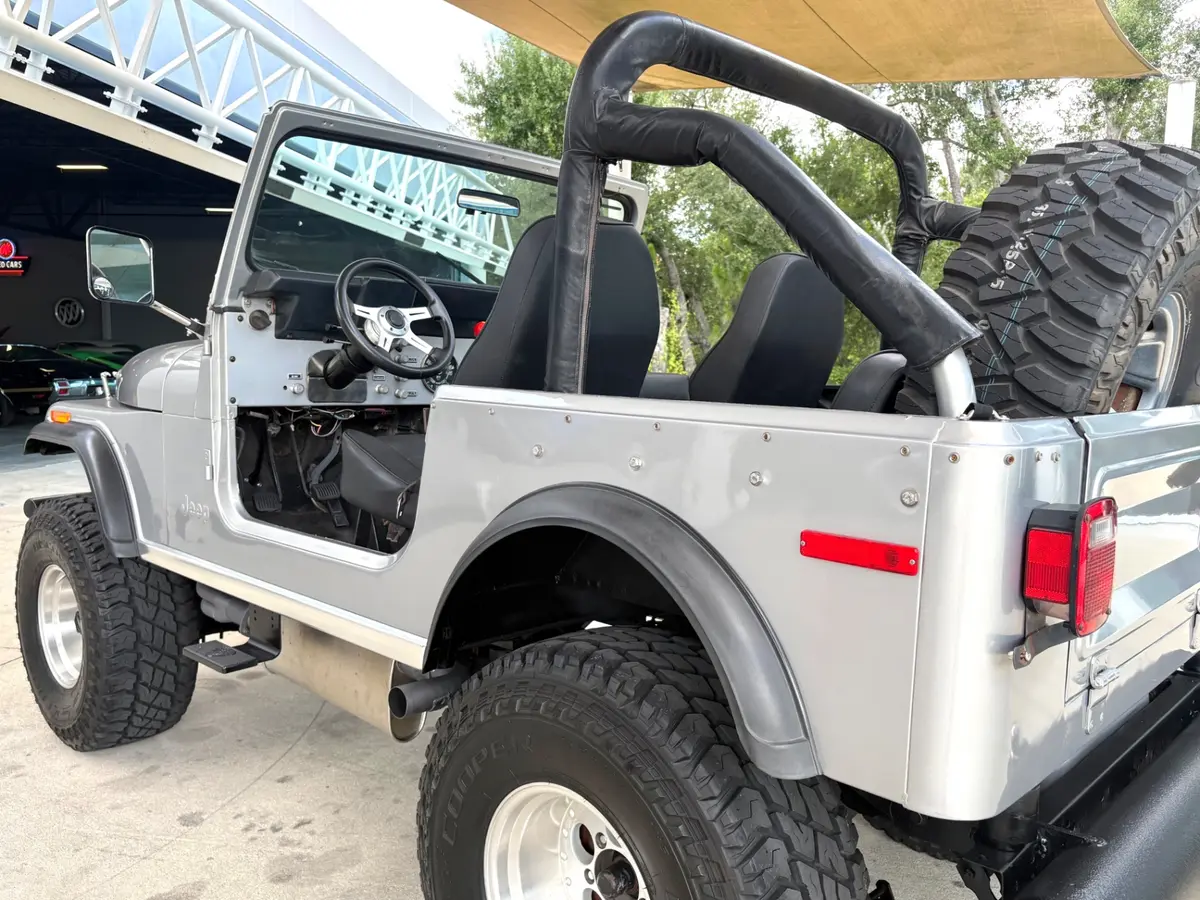 Vehicle photo 15