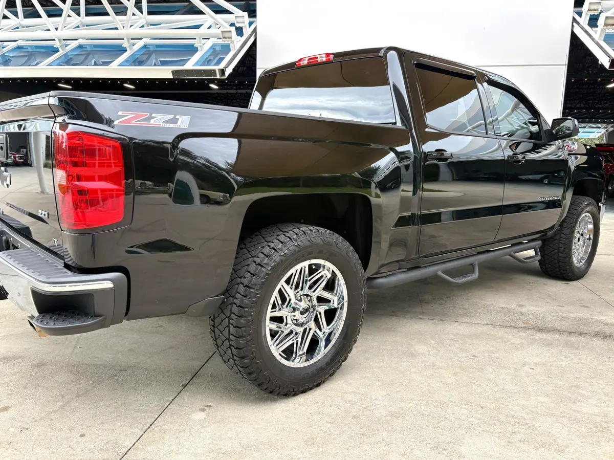 Vehicle photo 16