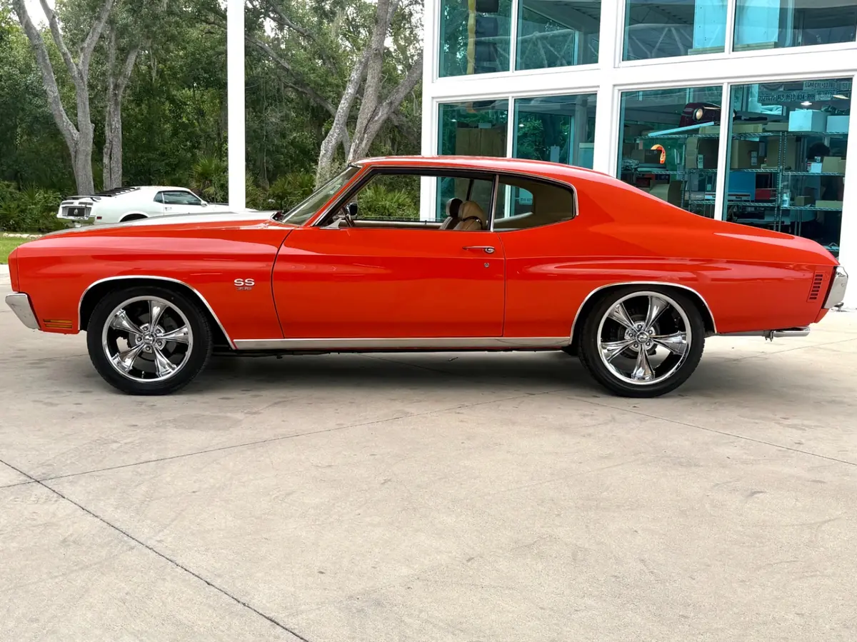 Vehicle photo 11