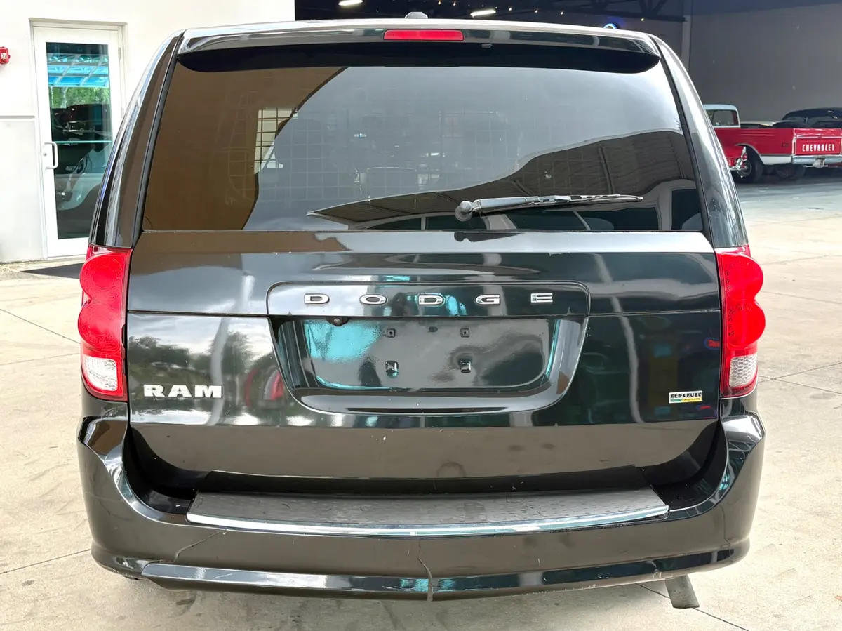 Vehicle photo 7