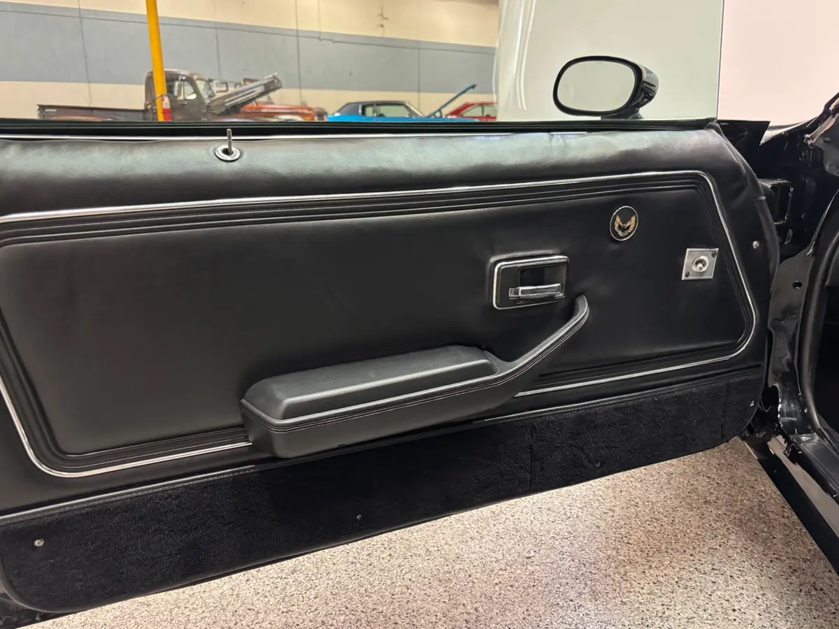 Vehicle photo 18