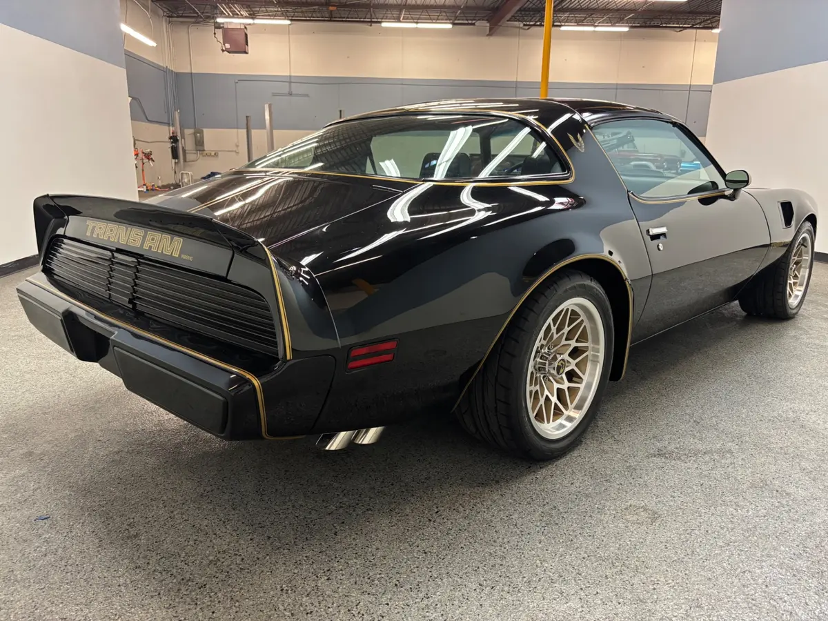 Vehicle photo 9