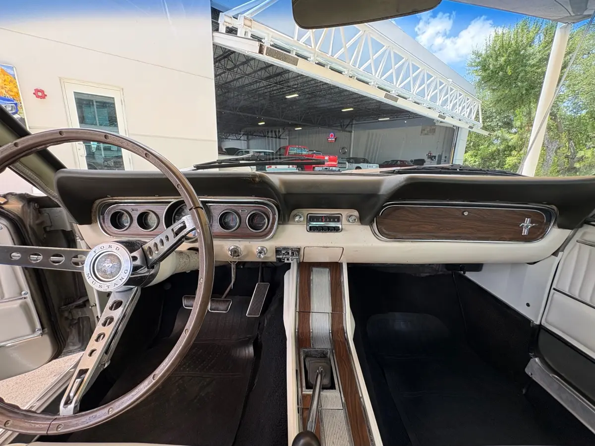 Vehicle photo 34