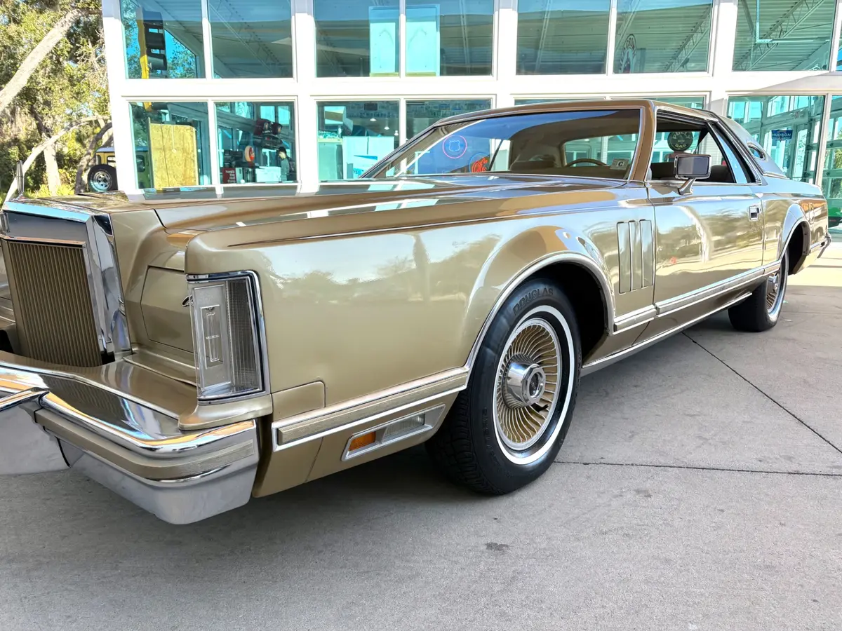 Vehicle photo 14