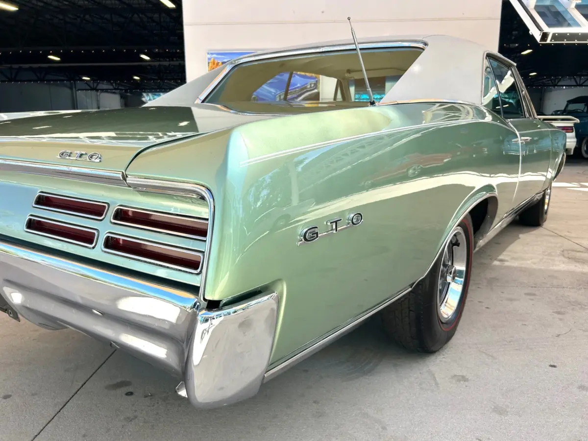 Vehicle photo 14
