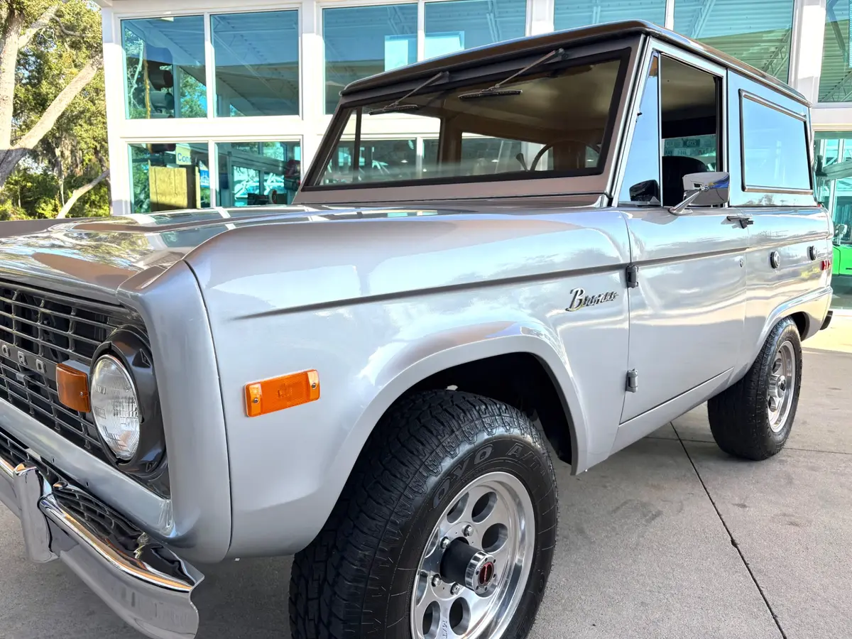 Vehicle photo 12