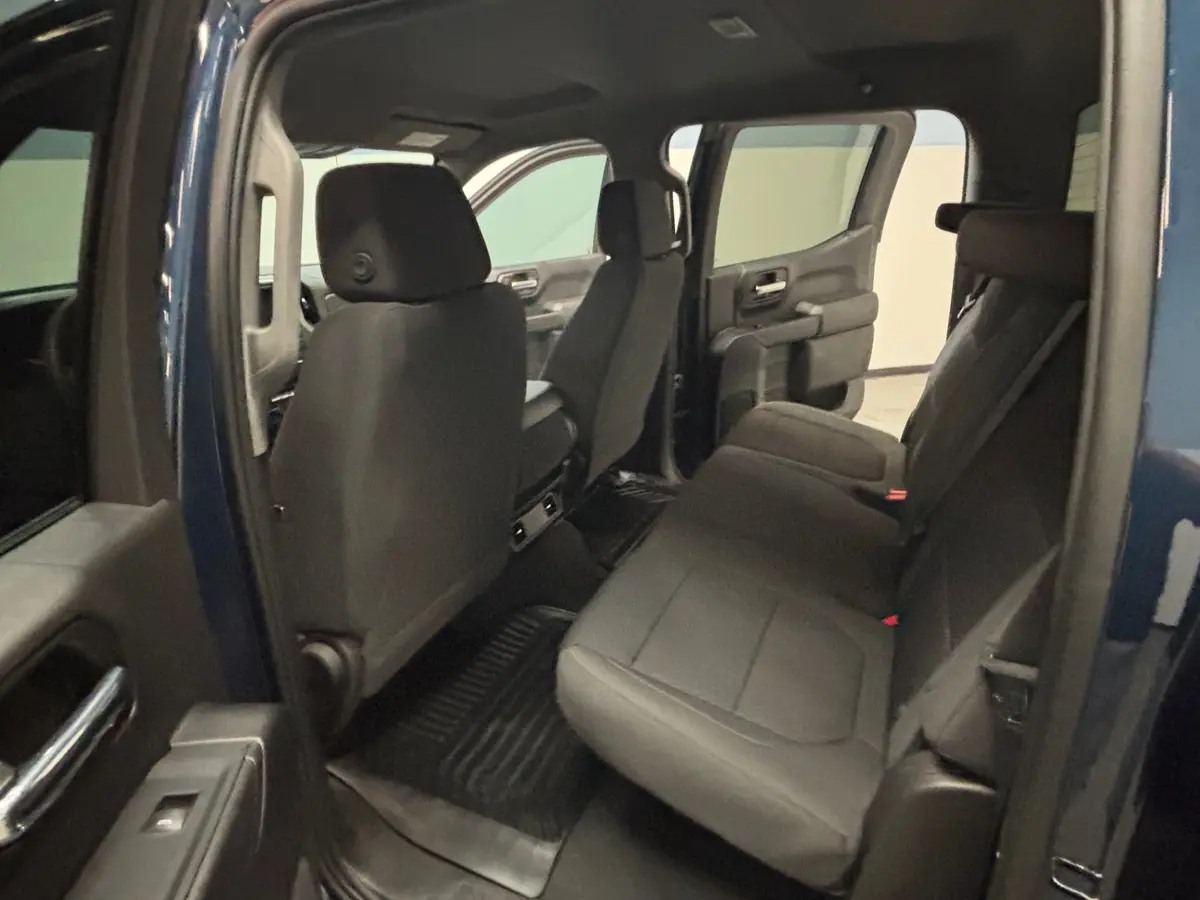 Vehicle photo 23