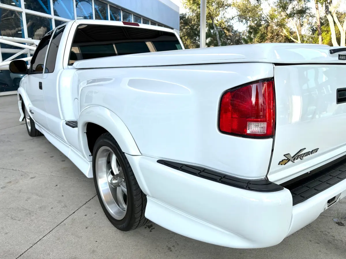 Vehicle photo 16