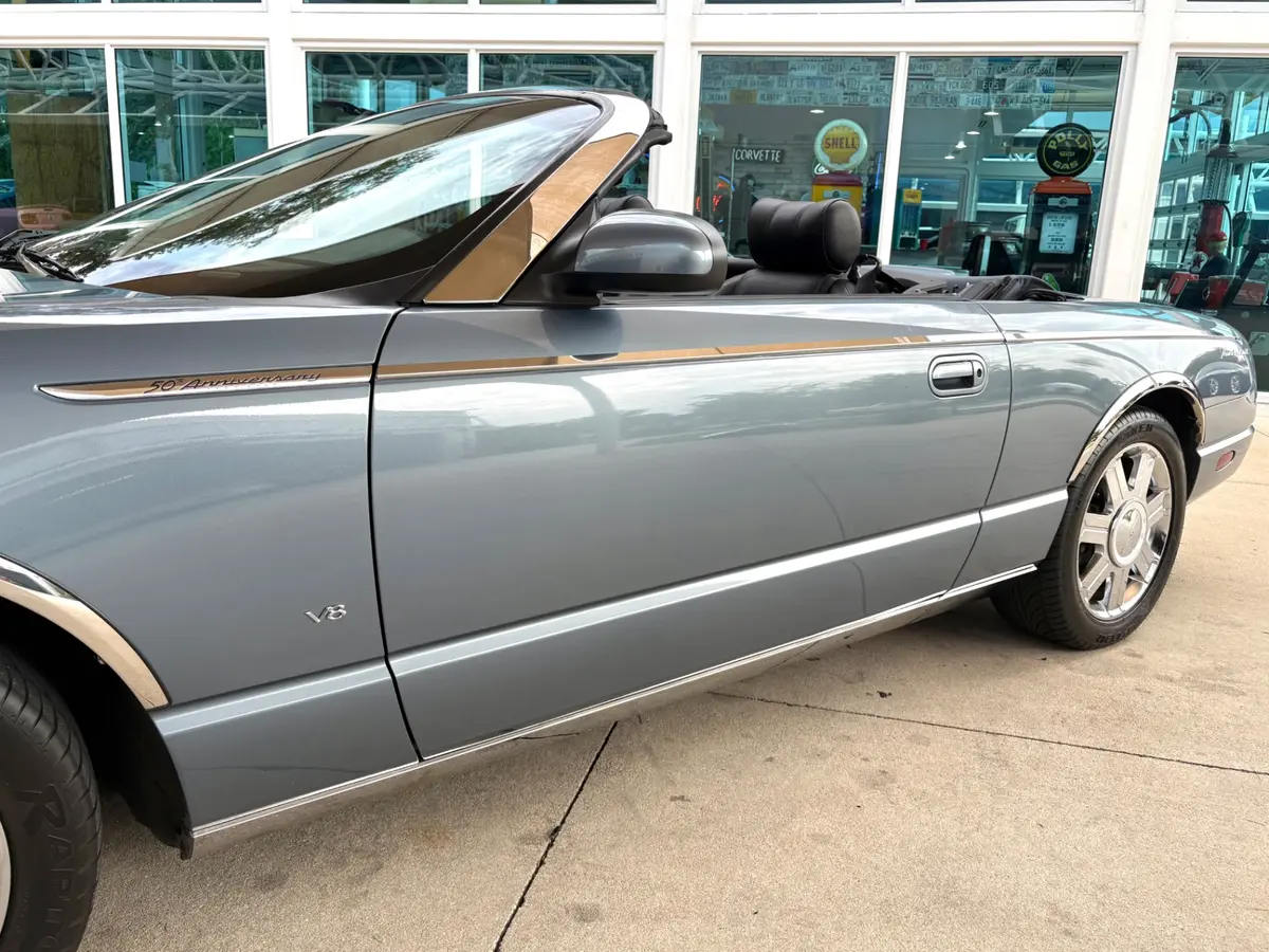 Vehicle photo 13