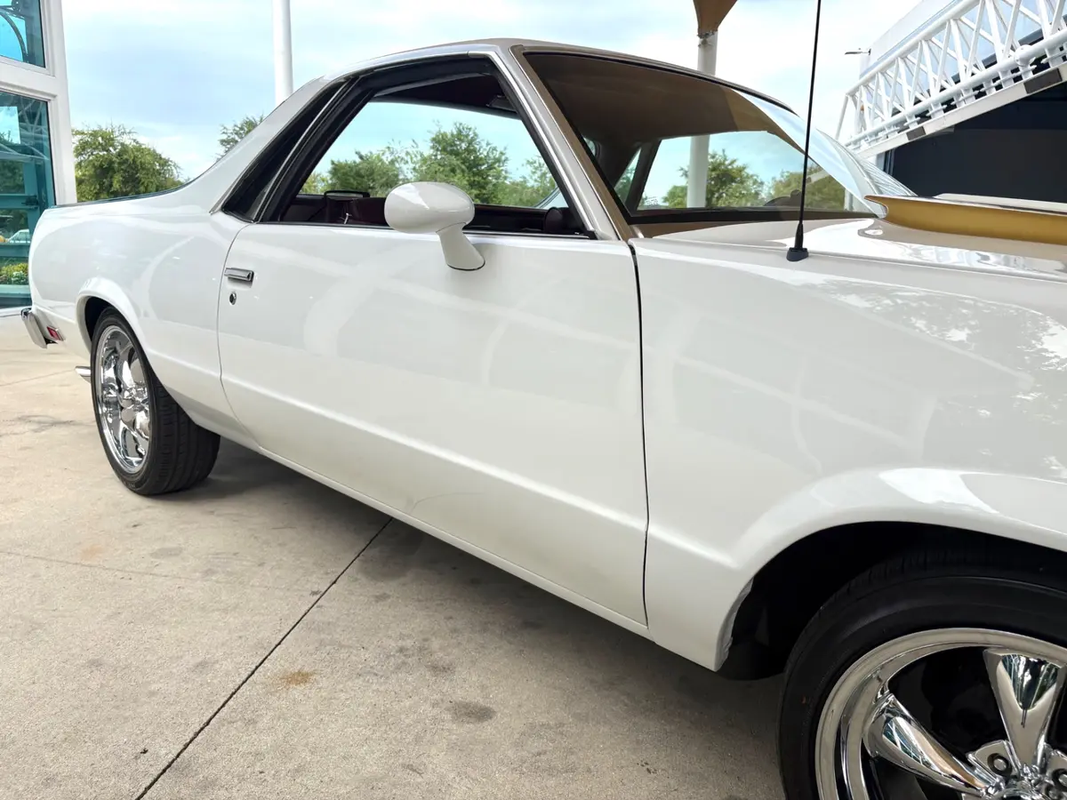 Vehicle photo 18