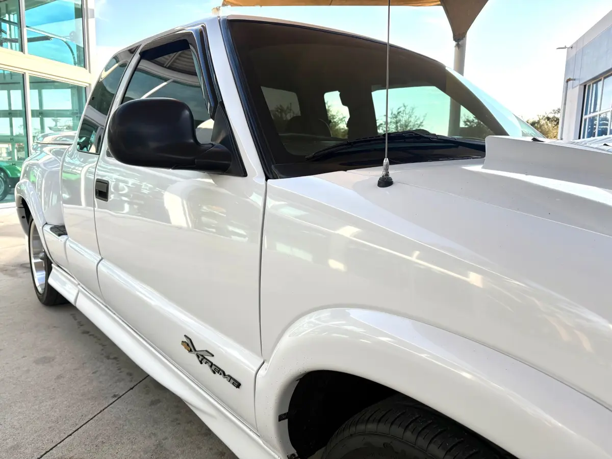 Vehicle photo 19