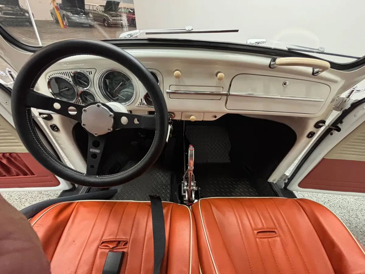 Vehicle photo 32
