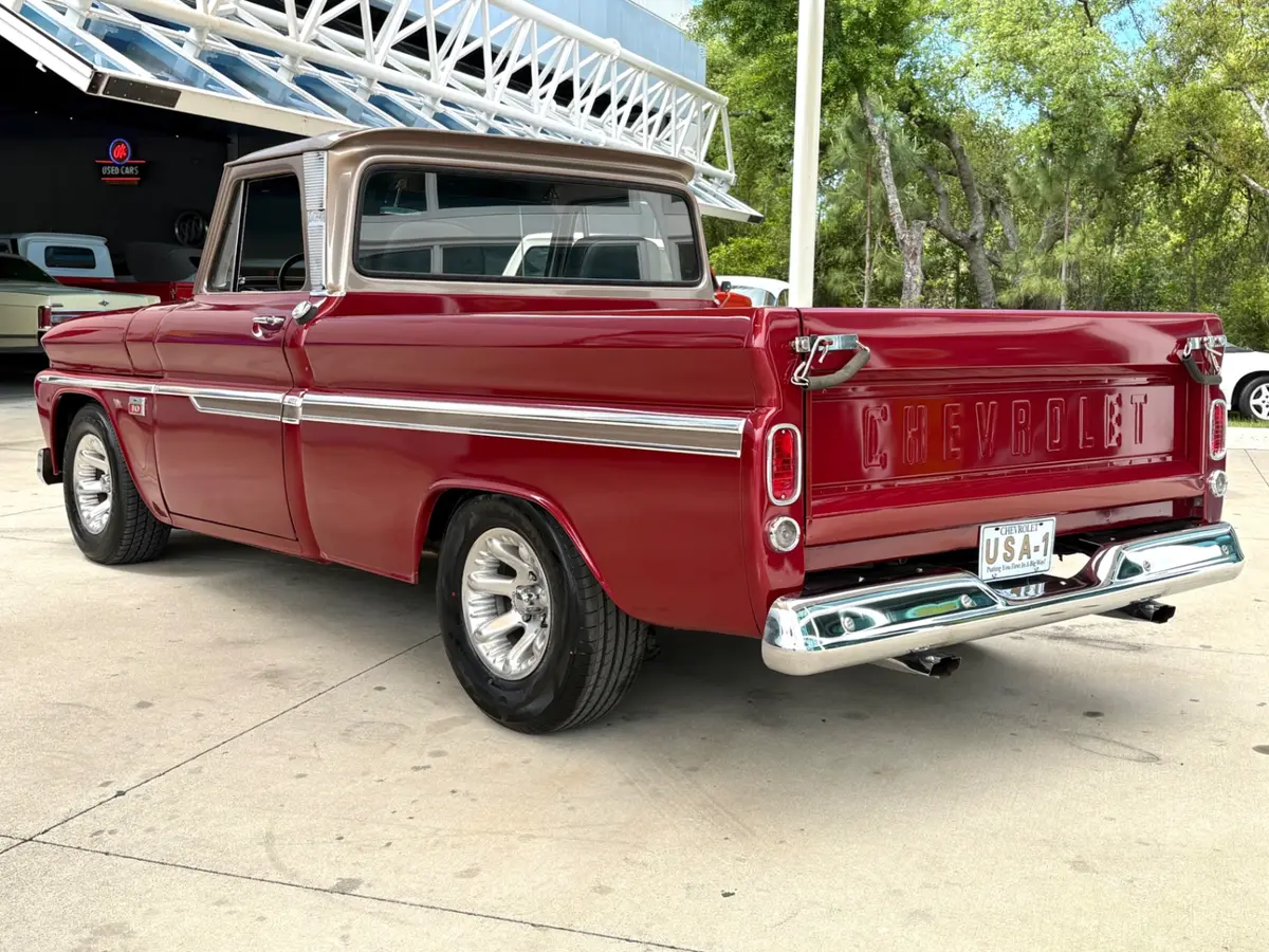 Vehicle photo 9