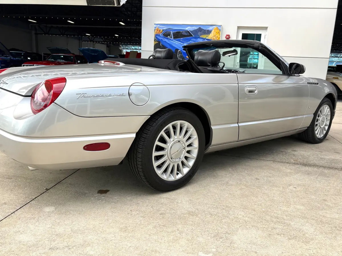 Vehicle photo 16