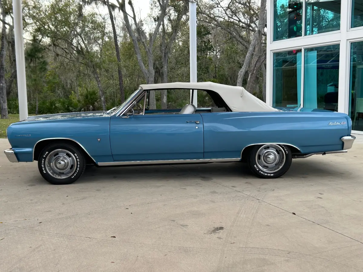 Vehicle photo 12