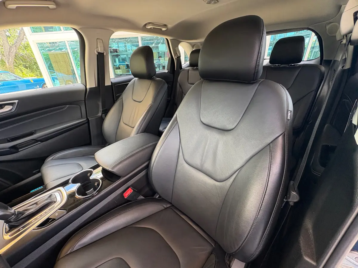 Vehicle photo 33