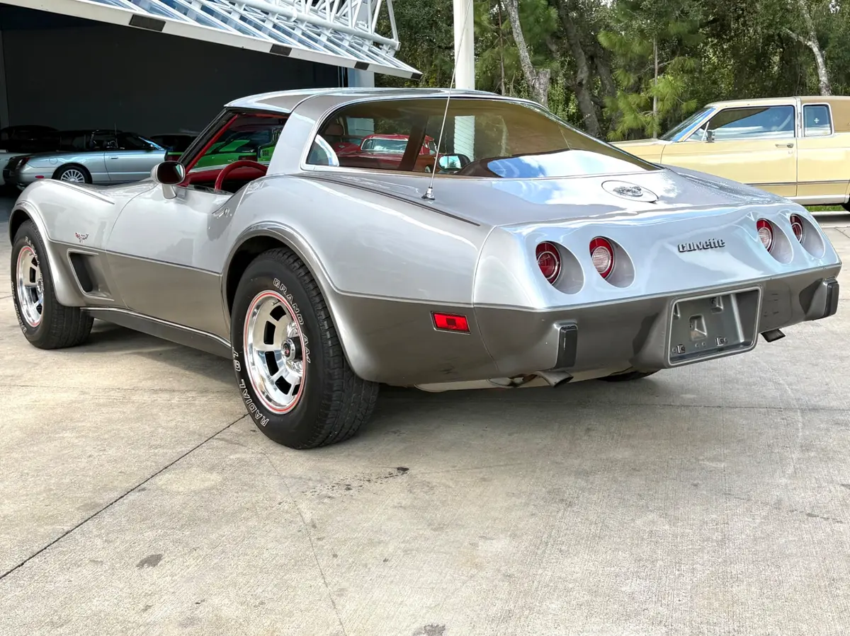 Vehicle photo 9