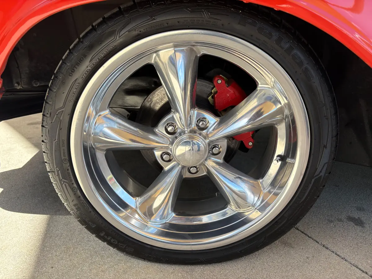 Vehicle photo 19