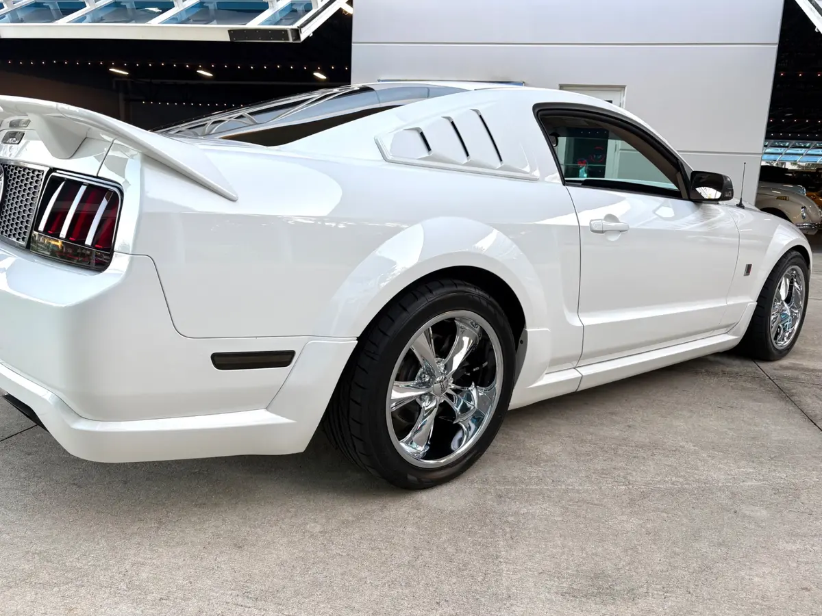 Vehicle photo 16