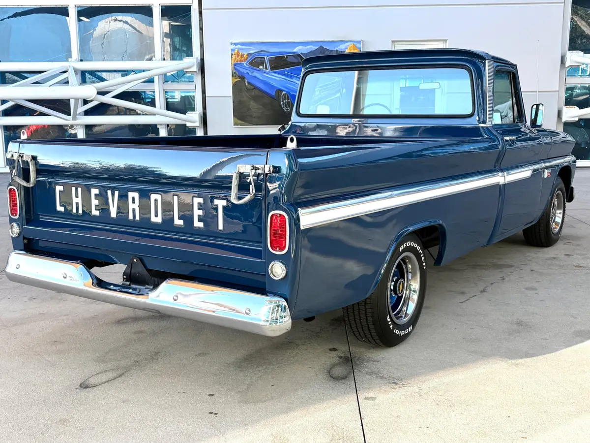Vehicle photo 6