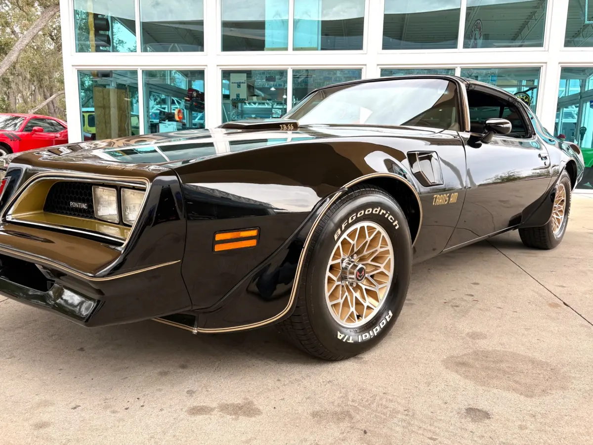 Vehicle photo 13
