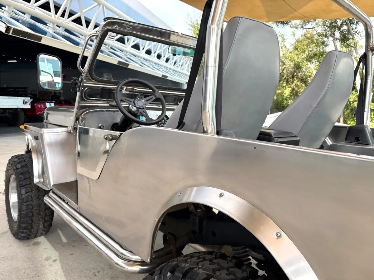 Vehicle photo 14