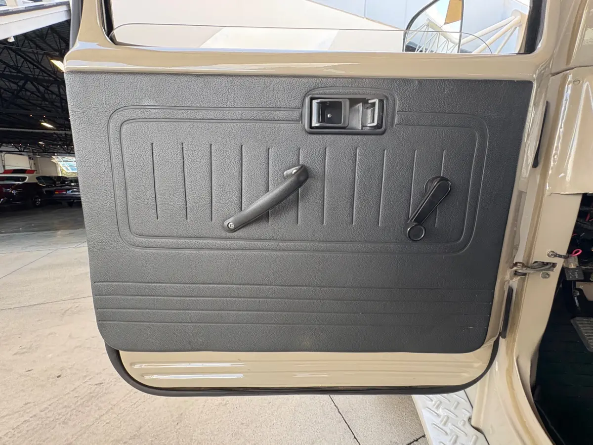 Vehicle photo 30