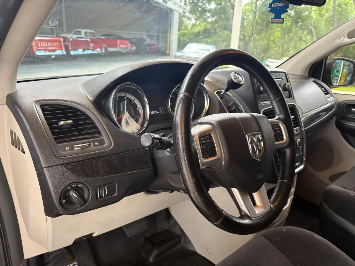 Vehicle photo 30